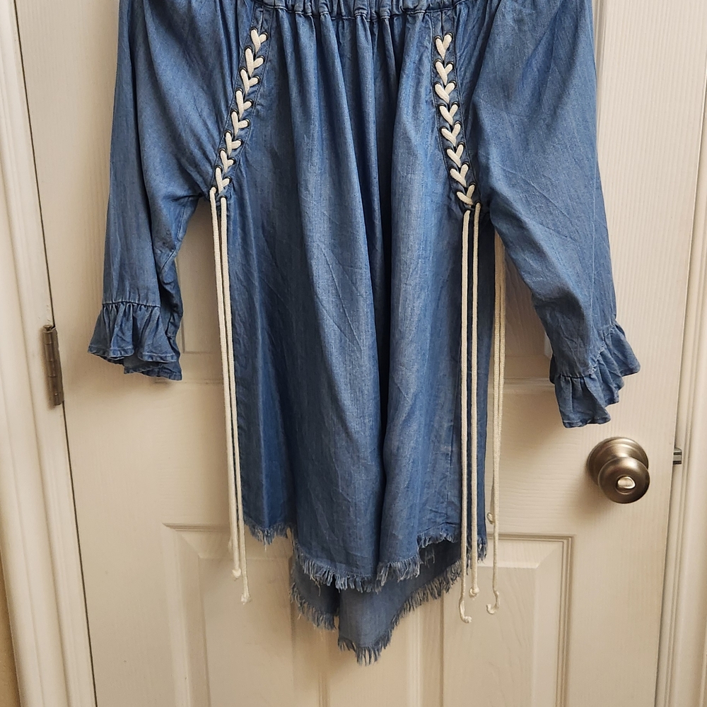 Chic Blue Blouse with White Detailing - Picture 5 of 5